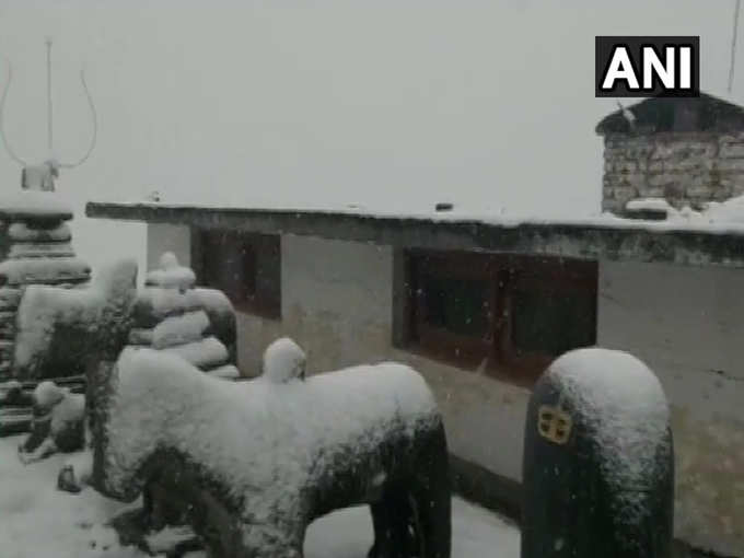 बर्फ से ढका बिजली महादेव मंदिर