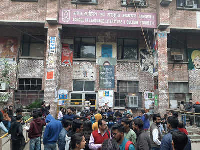 JNU फीस बढ़ोतरी: परीक्षाओं में नहीं बैठे छात्र, मीटिंग भी बेनतीजा