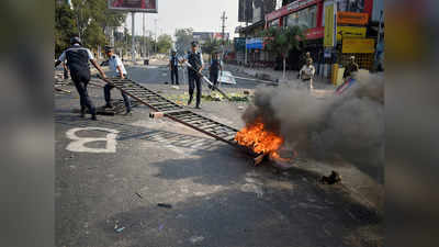 CAB का विरोध: मुर्शिदाबाद में आग के हवाले रेलवे स्टेशन, ट्रेनें प्रभावित