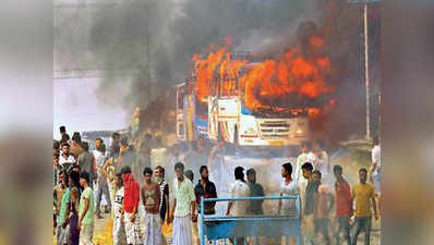 नागरिकता कानून: ममता की अपील के बावजूद बंगाल में बवाल, ट्रेन-बसें जलाईं, हाइवे जाम