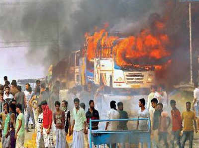 नागरिकता कानून: ममता की अपील के बावजूद बंगाल में बवाल, ट्रेन-बसें जलाईं, हाइवे जाम