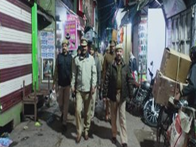 पैदल मार्च करती पुलिस