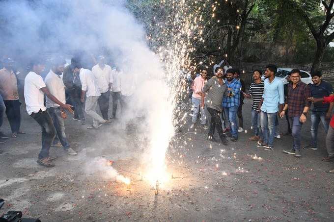 వెంకీమామ సక్సెస్ సెలెబ్రేషన్స్... థౌజండ్ వాలా పేల్చిన RDX అందాల బాంబ్