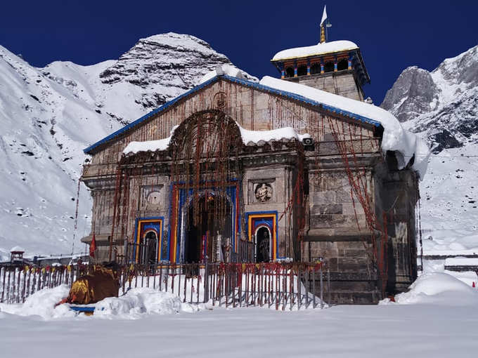 बर्फबारी के बीच बंद है केदारनाथ मंदिर