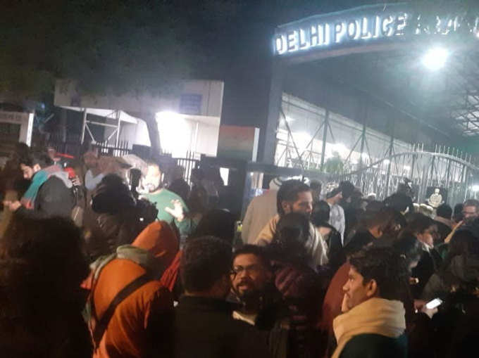दिल्ली पुलिस हेडक्वॉर्टर के बाहर जुटे प्रदर्शनकारी।