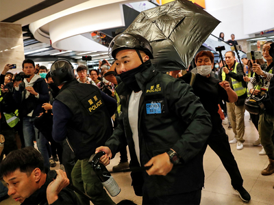 हॉन्ग कॉन्ग में शांति भंग,  फिर प्रदर्शनकारियों-पुलिस के बीच झड़प हुई