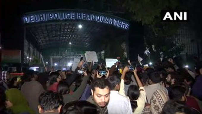 दिल्ली पुलिस मुख्यालय के सामने प्रदर्शन