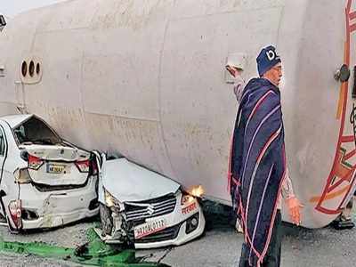 दो कारों पर पलटा टैंकर, जीजेयू रजिस्ट्रार समेत 4 की मौत