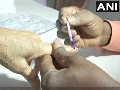 Jharkhand Elections: పోలింగ్ కేంద్రాలకు తరలివస్తున్న ఓటర్లు