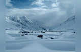 उत्तराखंड: बर्फ की चादर से ढंके कई गांव, सड़क-बिजली बंद