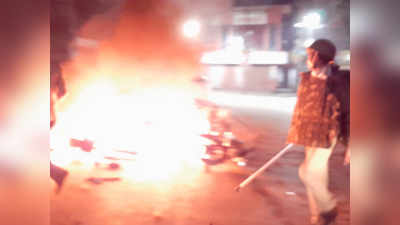 नागरिकता ऐक्ट: मऊ में हिंसक प्रदर्शन, तोड़फोड़ और आगजनी, अलीगढ़-मेरठ में इंटरनेट बंद