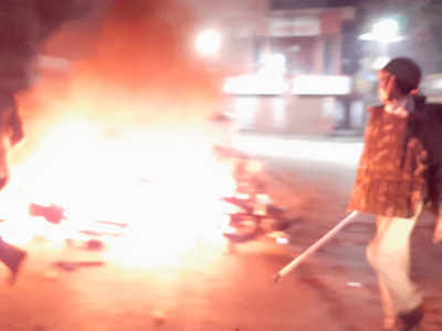नागरिकता ऐक्ट: मऊ में हिंसक प्रदर्शन, तोड़फोड़ और आगजनी, अलीगढ़-मेरठ में इंटरनेट बंद