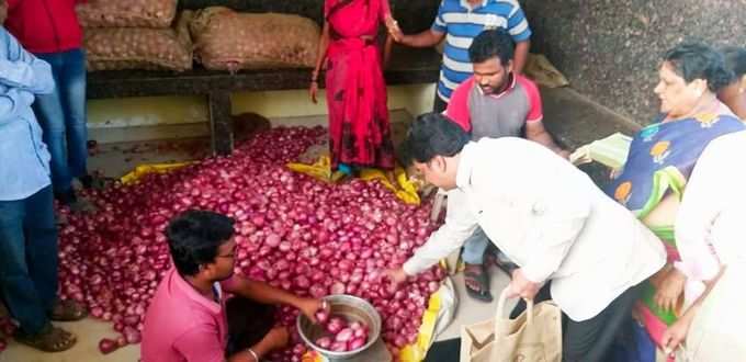 కిలో ఉల్లి కోసం గంటల కొద్దీ నిరీక్షణ