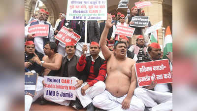लखनऊ में एसपी कार्यकर्ताओं ने विधानसभा के बाहर दिया धरना, मऊ में तनावपूर्ण शांति