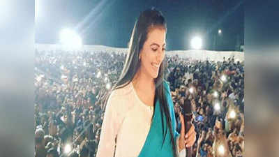 भोजपुरी ऐक्ट्रेस अक्षरा सिंह ने लाइव शो में मचाया धमाल, फैंस हुए दीवाने