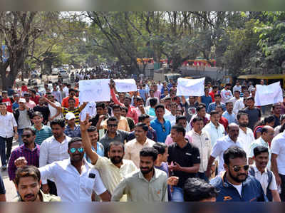 महापरीक्षा पोर्टल रद्दसाठी विद्यार्थी रस्त्यावर