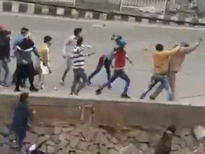 नागरिकता ऐक्ट के खिलाफ सीलमपुर में हिंसक प्रदर्शन, निहत्थे पुलिसकर्मी पर भीड़ ने बोला हमला