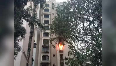 बिल्डिंग में लगी थी आग, 20 लोगों को सुरक्षित निकाला गया