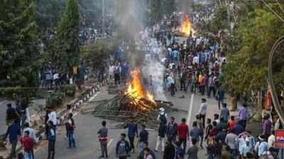 CAA protest: বিক্ষোভের নামে সাঁকরাইলে তাণ্ডব, বোমায় গুরুতর জখম পুলিশকর্তা