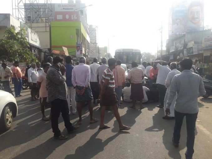 పురుగుల మందు డబ్బాలతో వచ్చిన రైతులు