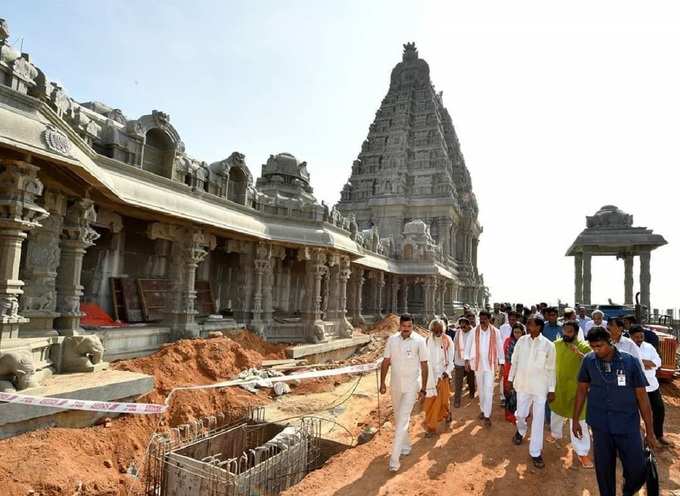 శిల్పులకు అభినందనలు