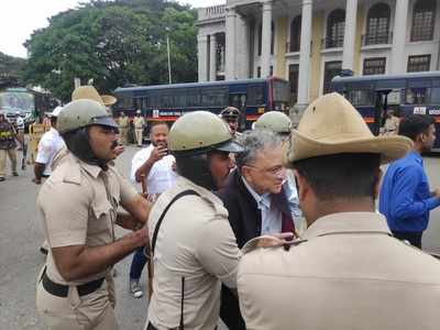 ಪೌರತ್ವ ಕಾಯ್ದೆ ವಿರೋಧಿಸಿ ಪ್ರತಿಭಟನೆ - ರಾಮಚಂದ್ರ ಗುಹಾ, ವಾಟಾಳ್ ನಾಗರಾಜ್ ಬಂಧನ