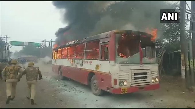 यूपी के संभल में कथित प्रदर्शनकारियों ने दो बसों को आग के हवाले किया। इसके अलावा 5 पुलिस गाड़ियों में तोड़फोड़।