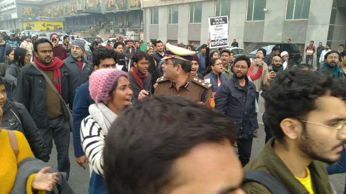 दिल्लीः जामिया के छात्रों ने पुलिस द्वारा रोकने के बावजूद आईटीओ पर जाम लगाने की कोशिश की।