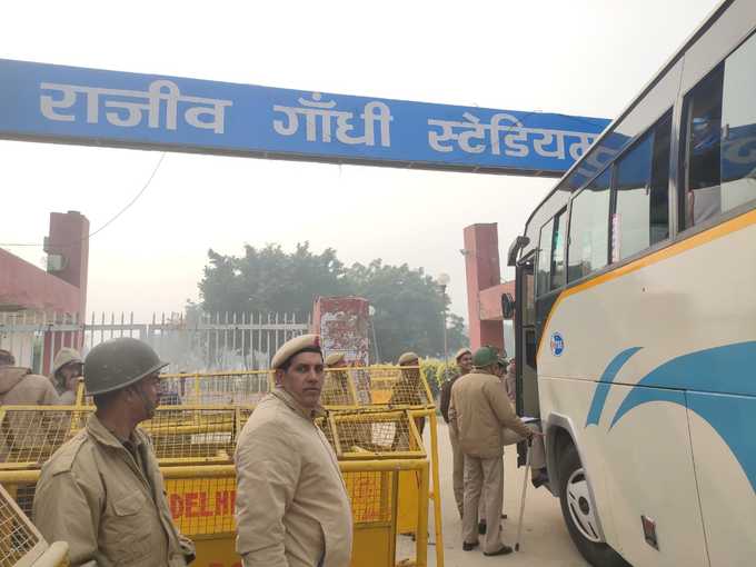 दिल्लीः हिरासत में लिए गए प्रदर्शनकारियों को बवाना के राजीव गांधी स्टेडियम ले जाया गया।