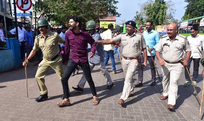 ​ಪೊಲೀಸರಿಂದ ಲಾಠಿ ಚಾರ್ಜ್ ಹಾಗೂ ಅಶ್ರುವಾಯು ಸಿಡಿತ