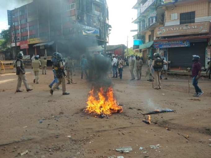 ​ಸ್ಟೇಟ್ ಬ್ಯಾಂಕ್ ಬಳಿ ಉದ್ರಿಕ್ತರ ತಂಡದಿಂದ ಬೈಕ್‍ಗೆ ಬೆಂಕಿ