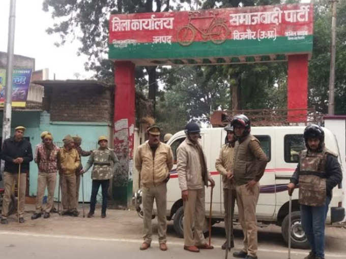 ​एसपी कार्यालय के बाहर तैनात पुलिस फोर्स