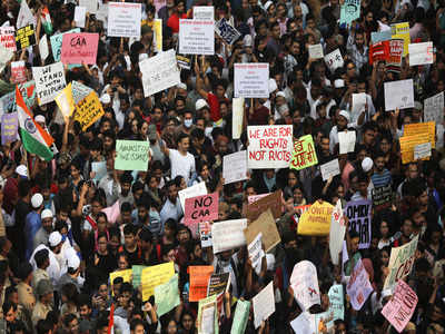 CAA: कर्नाटक के मेंगलुरु में हिंसक प्रदर्शन, 20 पुलिसकर्मी जख्मी,  2 प्रदर्शनकारियों की मौत