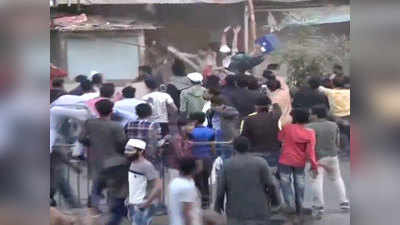 लखनऊ के बाद अहमदाबाद में भी हिंसक हुआ प्रदर्शन, पुलिसकर्मी पर पथराव, लाठी डंडों से की पिटाई