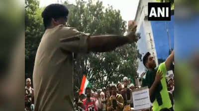 बेंगलुरु में डीसीपी ने प्रदर्शनकारियों के साथ गाया राष्‍ट्रगान, शांतिपूर्वक वापस लौटी भीड़