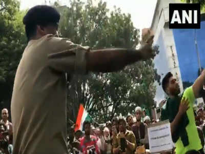 बेंगलुरु में डीसीपी ने प्रदर्शनकारियों के साथ गाया राष्‍ट्रगान, शांतिपूर्वक वापस लौटी भीड़