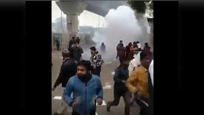 सीलमपुर हिंसा: पुलिस गिरफ्त में आया हाथ में पेट्रोल बम फटने से घायल प्रदर्शनकारी