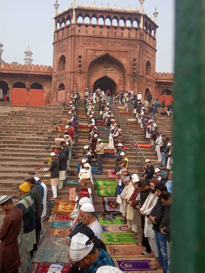 जामा मस्जिद पहुंचे लोगों ने सीढ़ियों पर नमाज अदा की।