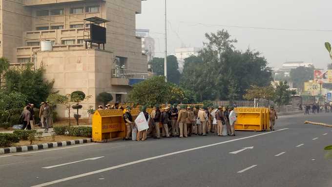 नागरिकता संशोधन कानून के खिलाफ विरोध प्रदर्शन के मद्देनजर आईटीओ चौराहे पर पुलिस ने सक्रियता बढ़ाई। पुलिस ने सड़क के बीच तक बैरिकेडिंग लगाई। (रिपोर्ट- सूरज सिंह, सांध्य टाइम्स)