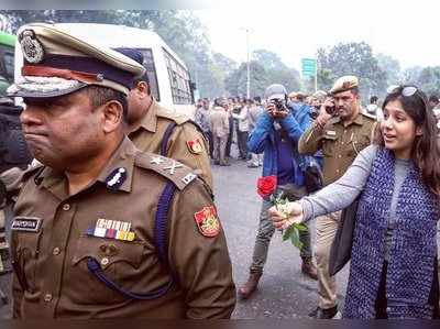 പ്രതിഷേധം പൂക്കുന്നു: പോലീസിന് ചുവന്ന പനിനീര്‍പ്പൂക്കള്‍; പ്രക്ഷോഭത്തിന് പുതിയ മുഖം