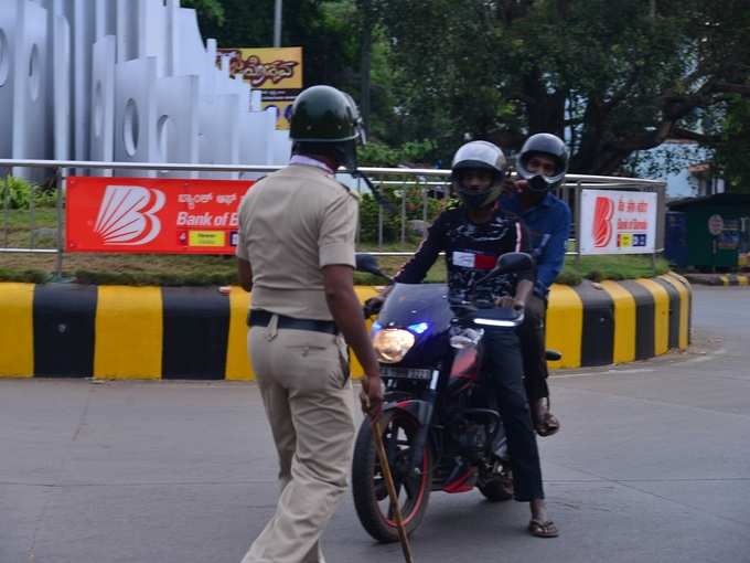 ​ರಸ್ತೆಯಲ್ಲಿಯೇ ಪೊಲೀಸರಿಗೆ ಊಟ