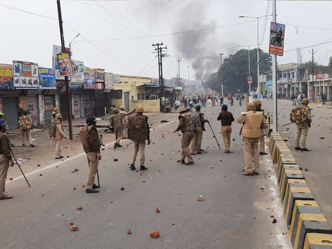 बिजनौर में पुलिस पर पथराव