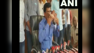 आंध्र प्रदेश: वाईएसआर कांग्रेस के सांसद ने प्रेस कॉन्फ्रेंस में चूमा पुलिसवाले का जूता