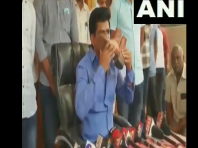 आंध्र प्रदेश: वाईएसआर कांग्रेस के सांसद ने प्रेस कॉन्फ्रेंस में चूमा पुलिसवाले का जूता