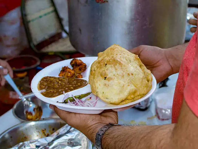 खाते रह जाएंगे जलंधर स्टेशन के छोले-भटूरे