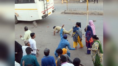 अहमदाबाद हिंसा: जानें, क्‍यों चाहकर भी खुद को उपद्रवियों से बचा नहीं पाई पुलिस