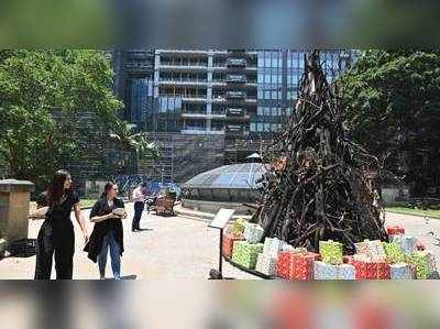 കത്തിക്കരിഞ്ഞ സൈക്കിളും മരക്കഷ്ണങ്ങളും; ഓസ്‌ട്രേലിയയിലെ കാട്ടുതീയ്ക്ക് പ്രതീകമായി ക്രിസ്തുമസ് ട്രീ