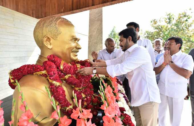 ఇడుపులపాయ క్రిస్మస్ వేడుకల్లో వైఎస్ జగన్ ఫ్యామిలీ సందడి