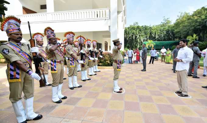 ఇడుపులపాయ క్రిస్మస్ వేడుకల్లో వైఎస్ జగన్ ఫ్యామిలీ సందడి