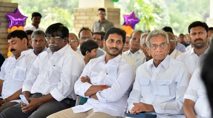 ఇడుపులపాయ క్రిస్మస్ వేడుకల్లో వైఎస్ జగన్ ఫ్యామిలీ సందడి